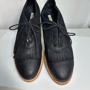 UGG Bernett Black Leather Kiltie Brogue Oxfords size 8.5, excellent condition